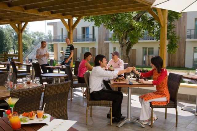 Terrasse d'été de l'hôtel l'Orée du Bois - © Hôtel Orée du Bois sejour-relaxant-vittel-hotel-oree-du-bois-843682